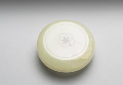 图片[2]-Jade round box carved with plum blossom decoration, Qing dynasty (1644-1911)-China Archive